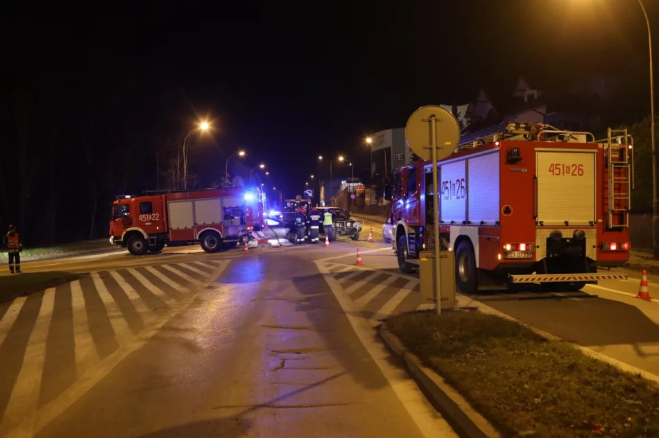 Dwa auta zderzyły się na skrzyżowaniu. 20-latek zignorował znak  - zdjęcie 2