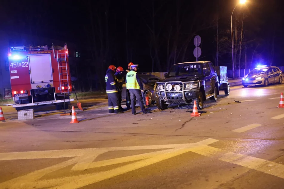 Dwa auta zderzyły się na skrzyżowaniu. 20-latek zignorował znak  - zdjęcie 3