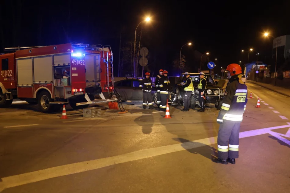 Dwa auta zderzyły się na skrzyżowaniu. 20-latek zignorował znak  - zdjęcie 4