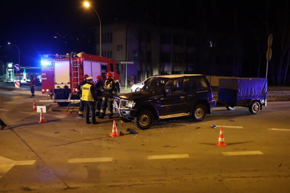 Dwa auta zderzyły się na skrzyżowaniu. 20-latek zignorował znak  - zdjęcie 6