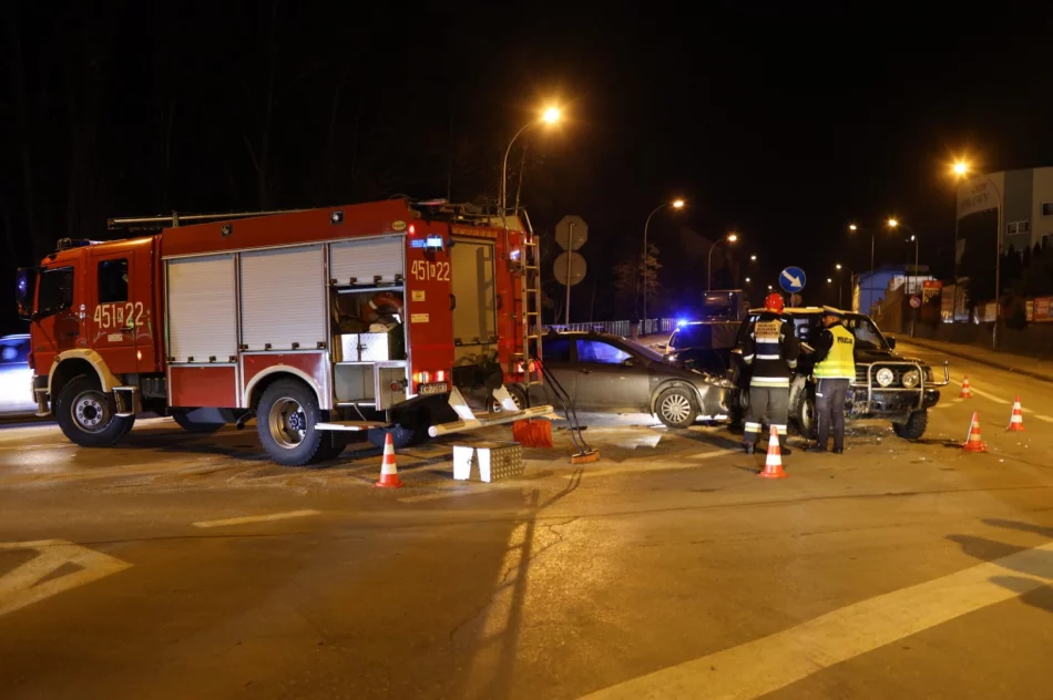 Dwa auta zderzyły się na skrzyżowaniu. 20-latek zignorował znak  - zdjęcie 7
