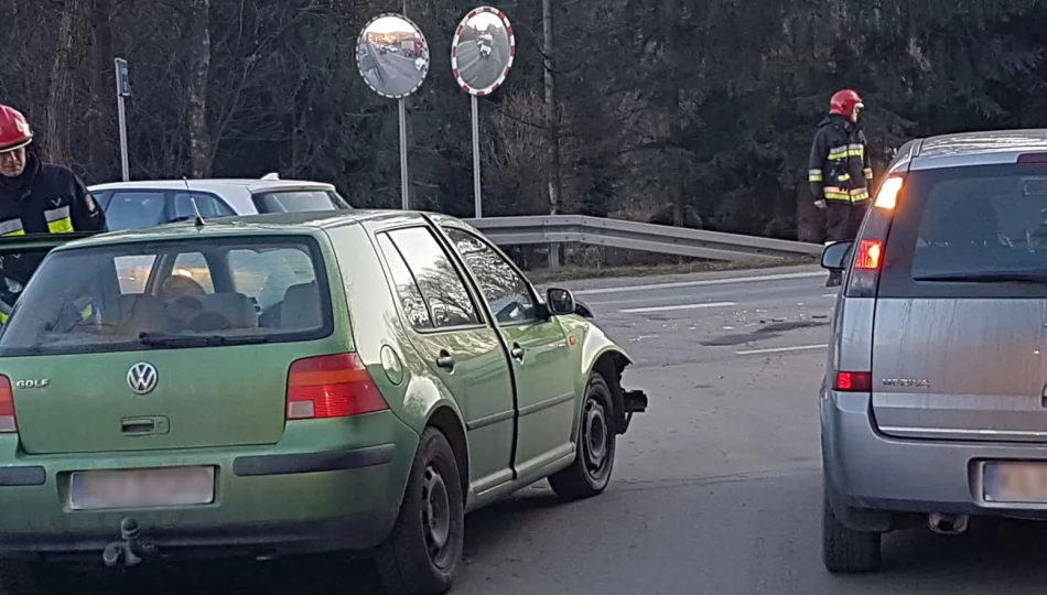 Zderzenie aut na skrzyżowaniu - zdjęcie 1