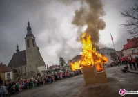 Na płycie rynku spłonął budynek (zdjęcia i wideo) - zdjęcie główne
