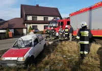 43-latka straciła panowanie nad Fiatem. Auto dachowało - zdjęcie główne