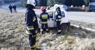 43-latka straciła panowanie nad Fiatem. Auto dachowało - zdjęcie 3