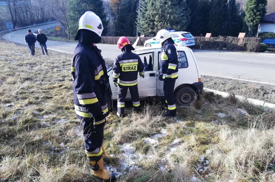 43-latka straciła panowanie nad Fiatem. Auto dachowało - zdjęcie 3