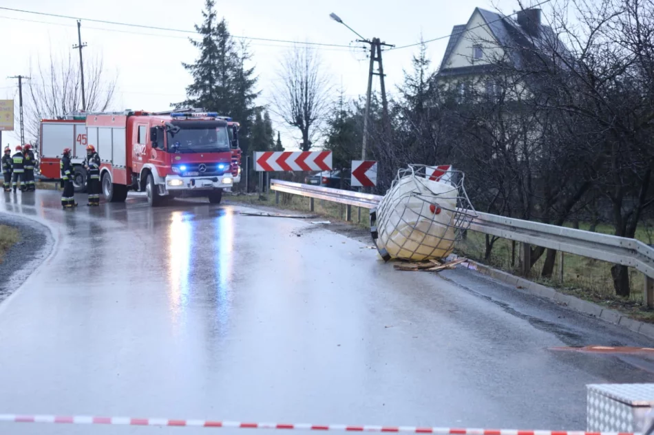 Wyciek na drodze powiatowej - ciężarówka zgubiła część ładunku - zdjęcie 2