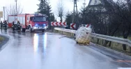 Wyciek na drodze powiatowej - ciężarówka zgubiła część ładunku - zdjęcie 2