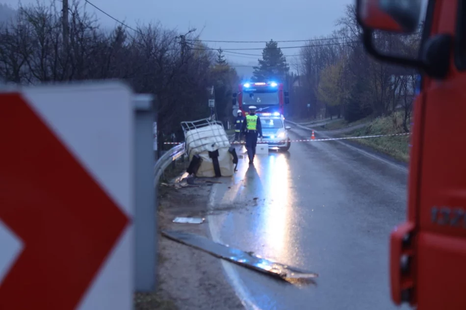 Wyciek na drodze powiatowej - ciężarówka zgubiła część ładunku - zdjęcie 3