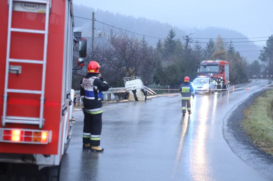 Wyciek na drodze powiatowej - ciężarówka zgubiła część ładunku - zdjęcie 4