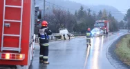 Wyciek na drodze powiatowej - ciężarówka zgubiła część ładunku - zdjęcie 4