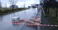 Wyciek na drodze powiatowej - ciężarówka zgubiła część ładunku - zdjęcie 5