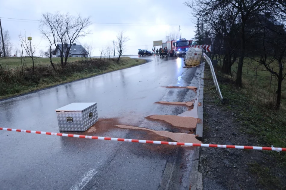 Wyciek na drodze powiatowej - ciężarówka zgubiła część ładunku - zdjęcie 5