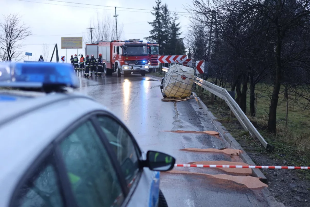 Wyciek na drodze powiatowej - ciężarówka zgubiła część ładunku