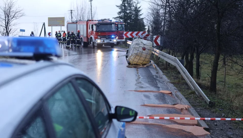 Wyciek na drodze powiatowej - ciężarówka zgubiła część ładunku - zdjęcie 1