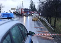 Wyciek na drodze powiatowej - ciężarówka zgubiła część ładunku - zdjęcie główne