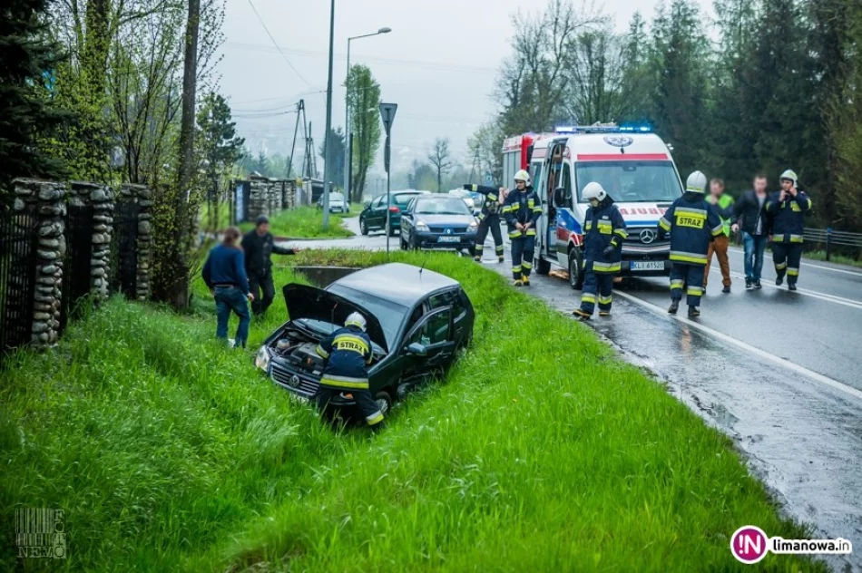 Volkswagen uderzył w Mazdę i wjechał do rowu - zdjęcie 2