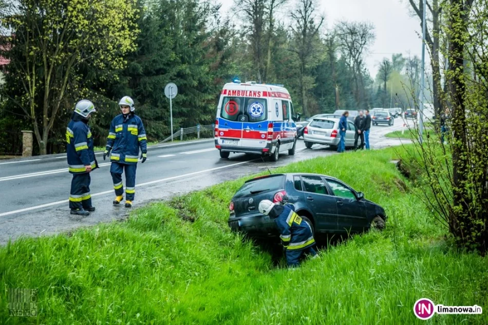 Volkswagen uderzył w Mazdę i wjechał do rowu - zdjęcie 3