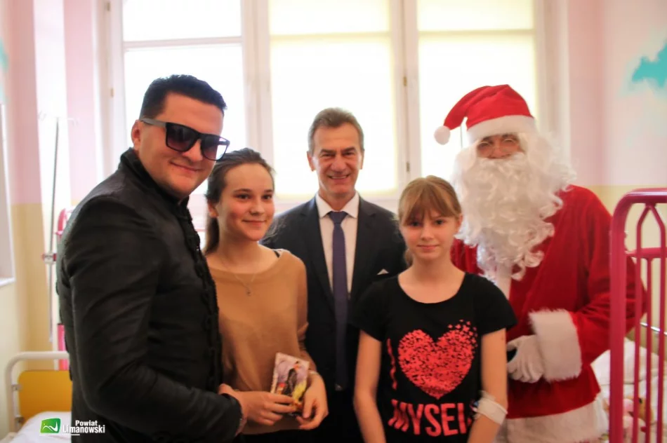 Małych pacjentów odwiedził św. Mikołaj, starosta i wokalista disco-polo - zdjęcie 2
