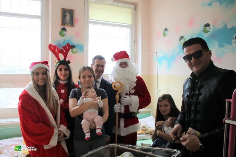 Małych pacjentów odwiedził św. Mikołaj, starosta i wokalista disco-polo - zdjęcie 3