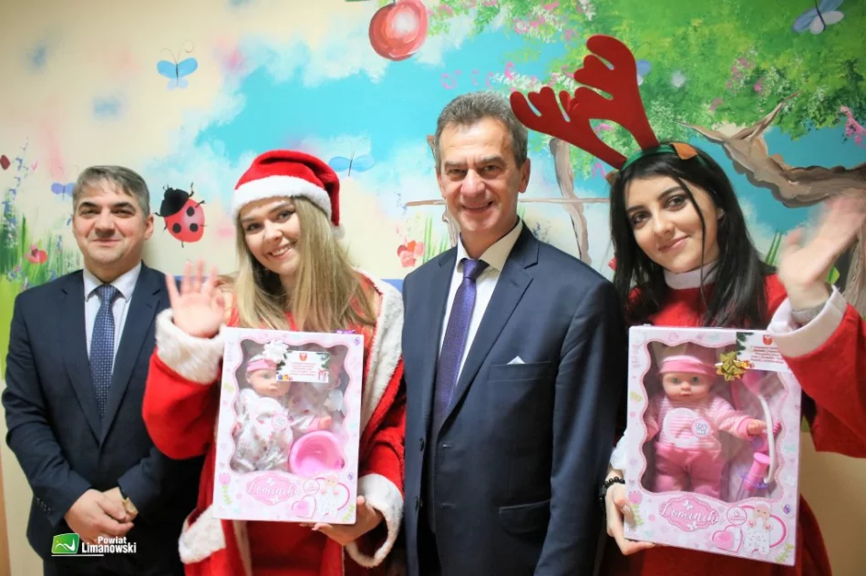 Małych pacjentów odwiedził św. Mikołaj, starosta i wokalista disco-polo - zdjęcie 4