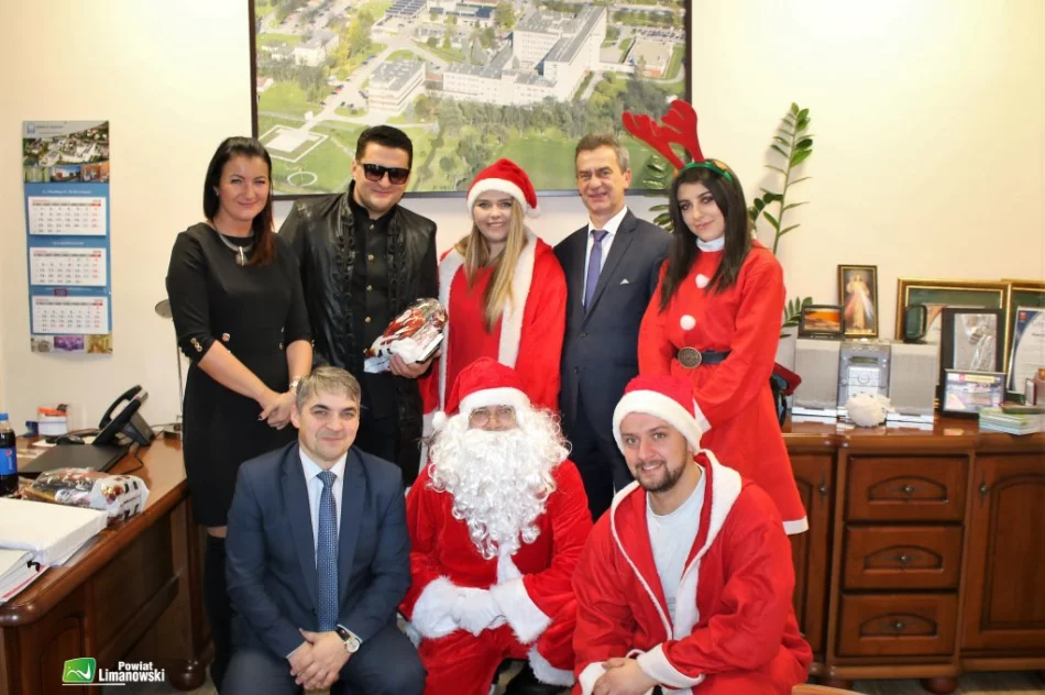 Małych pacjentów odwiedził św. Mikołaj, starosta i wokalista disco-polo - zdjęcie 5