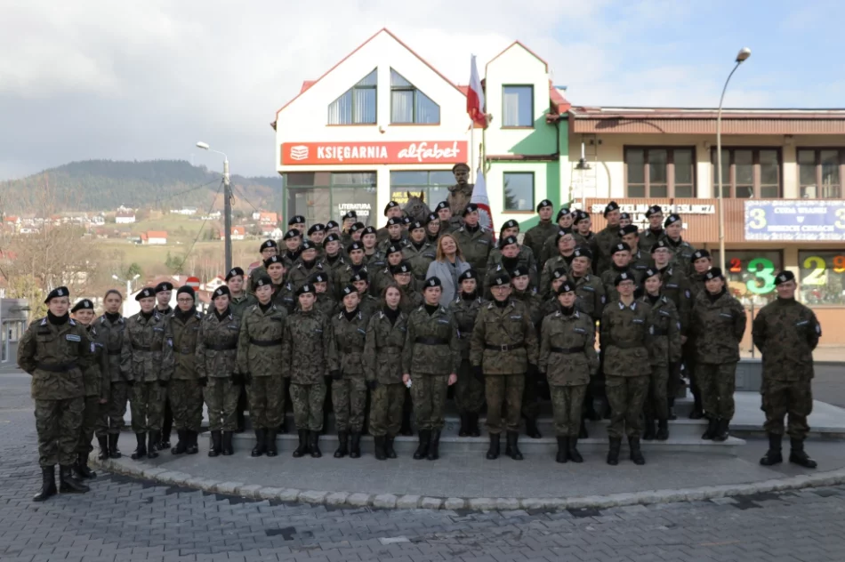 Społeczność szkoły obchodziła 151. rocznicę urodzin patrona - Józefa Piłsudskiego  - zdjęcie 16