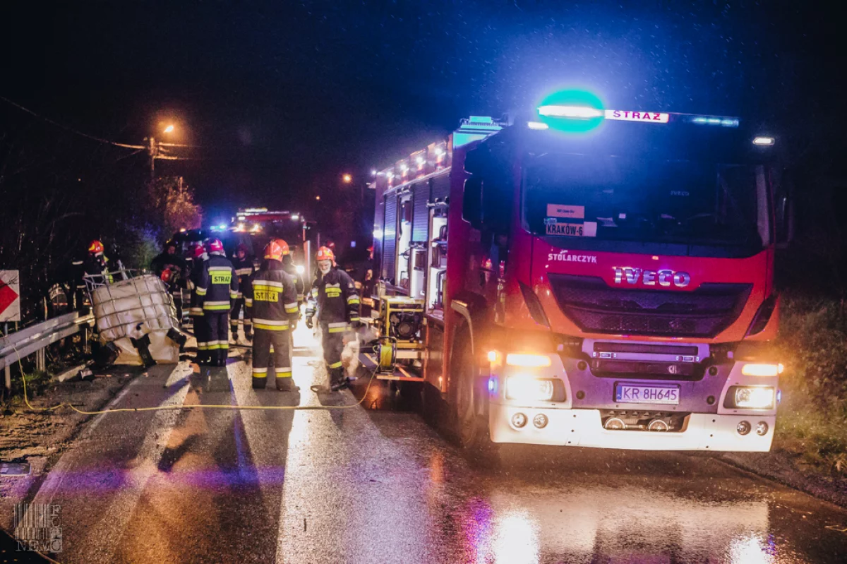 Specjalistyczna jednostka ratownictwa chemiczno-ekologicznego pomagała limanowskim strażakom