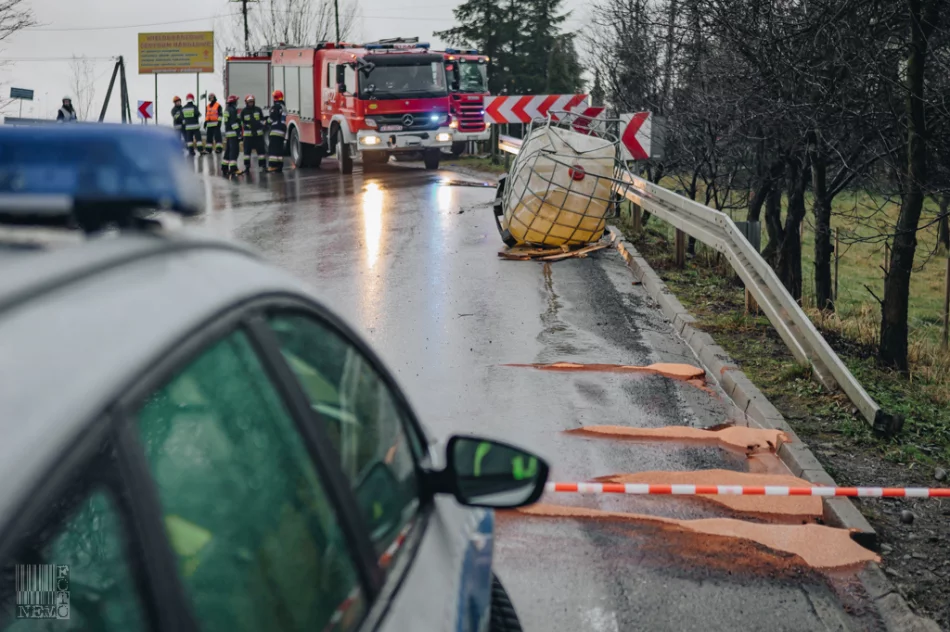 Specjalistyczna jednostka ratownictwa chemiczno-ekologicznego pomagała limanowskim strażakom - zdjęcie 2