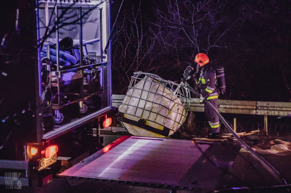 Specjalistyczna jednostka ratownictwa chemiczno-ekologicznego pomagała limanowskim strażakom - zdjęcie 11