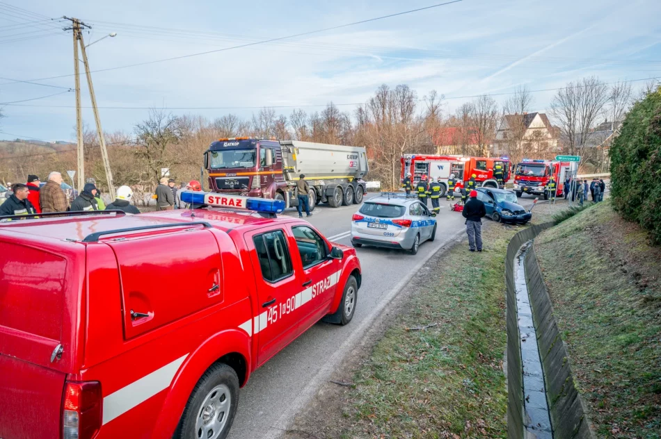Zderzenie samochodu osobowego z ciężarowym, poszkodowana ciężarna kobieta - zdjęcie 2