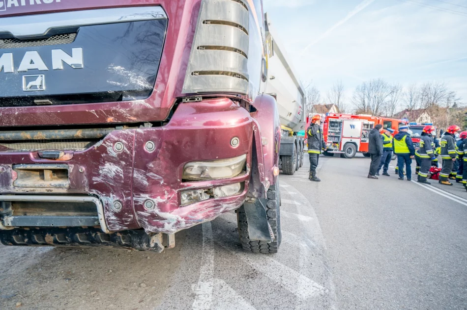 Zderzenie samochodu osobowego z ciężarowym, poszkodowana ciężarna kobieta - zdjęcie 3