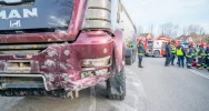 Zderzenie samochodu osobowego z ciężarowym, poszkodowana ciężarna kobieta - zdjęcie 3
