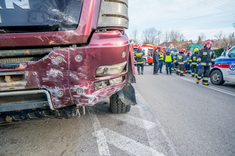 Zderzenie samochodu osobowego z ciężarowym, poszkodowana ciężarna kobieta - zdjęcie 4
