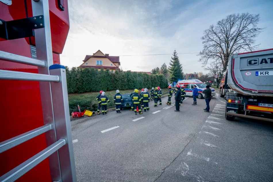 Zderzenie samochodu osobowego z ciężarowym, poszkodowana ciężarna kobieta - zdjęcie 5