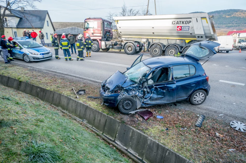 Zderzenie samochodu osobowego z ciężarowym, poszkodowana ciężarna kobieta - zdjęcie 6