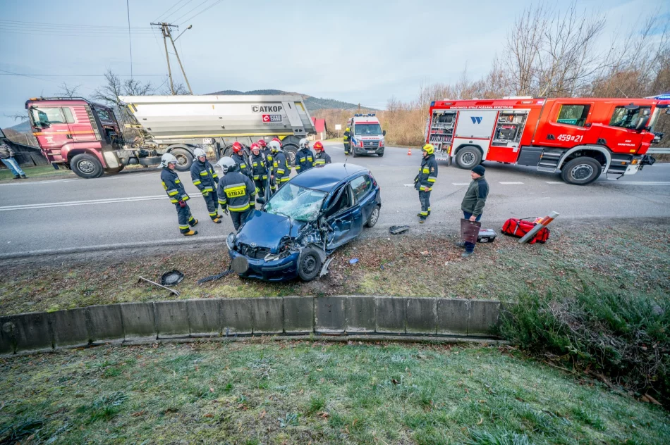 Zderzenie samochodu osobowego z ciężarowym, poszkodowana ciężarna kobieta - zdjęcie 7