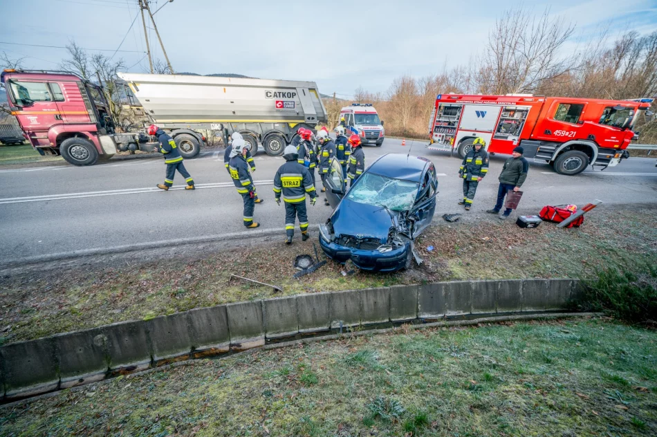 Zderzenie samochodu osobowego z ciężarowym, poszkodowana ciężarna kobieta - zdjęcie 8