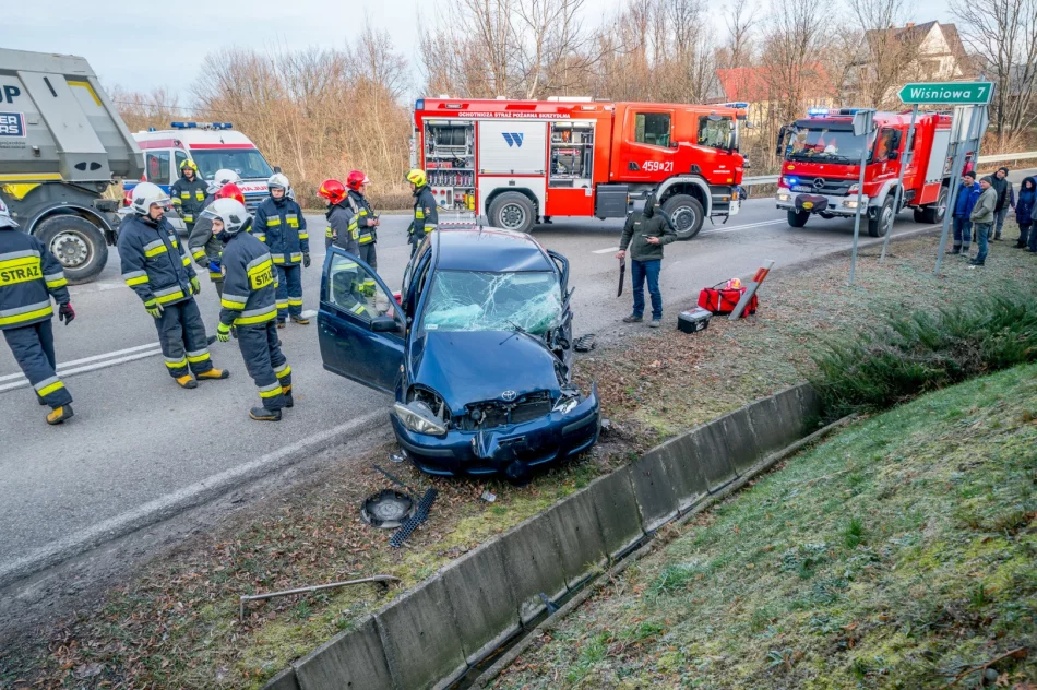 Zderzenie samochodu osobowego z ciężarowym, poszkodowana ciężarna kobieta - zdjęcie 9