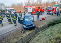 Zderzenie samochodu osobowego z ciężarowym, poszkodowana ciężarna kobieta - zdjęcie główne