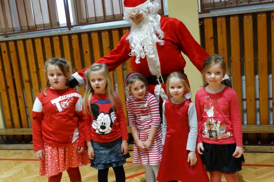 Doroczny festyn mikołajkowy w szkole - zdjęcie 7