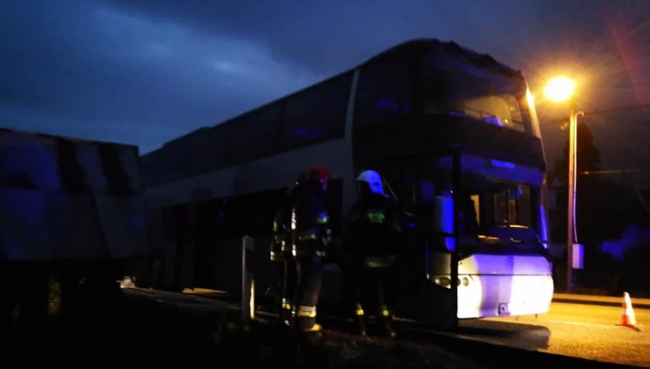 Zapalił się autobus z wycieczką harcerzy. Ponad 60 osób ewakuowanych, na szczęście nie ma rannych - zdjęcie 1