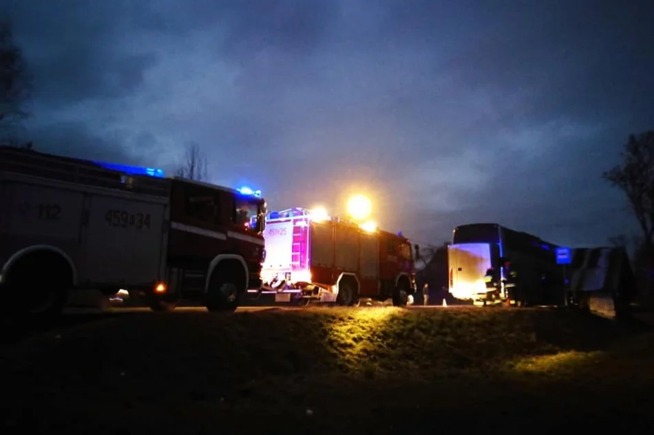 Zapalił się autobus z wycieczką harcerzy. Ponad 60 osób ewakuowanych, na szczęście nie ma rannych - zdjęcie 2