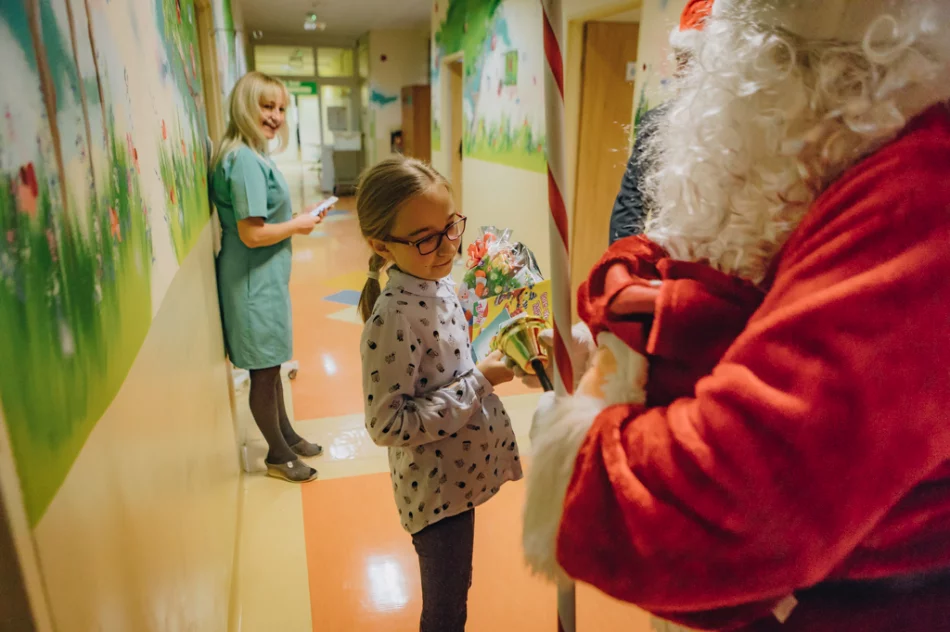 Kupcy sprawili, że na twarzach małych  pacjentów zagościły uśmiechy - zdjęcie 11