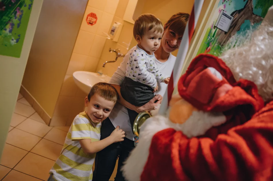 Kupcy sprawili, że na twarzach małych  pacjentów zagościły uśmiechy - zdjęcie 19