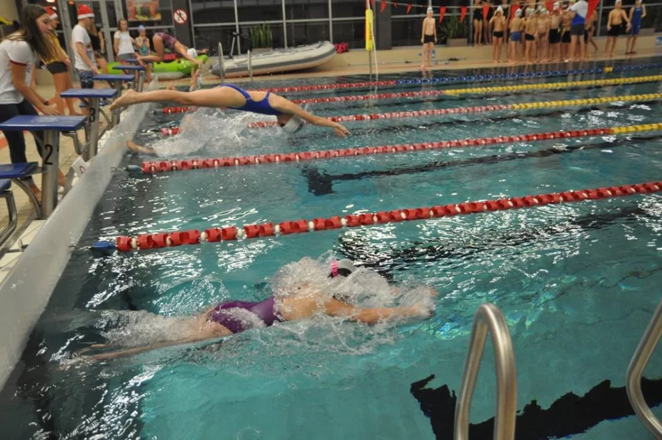 Mikołajkowe spotkanie na pływalni - zdjęcie 2