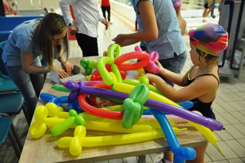 Mikołajkowe spotkanie na pływalni - zdjęcie 4