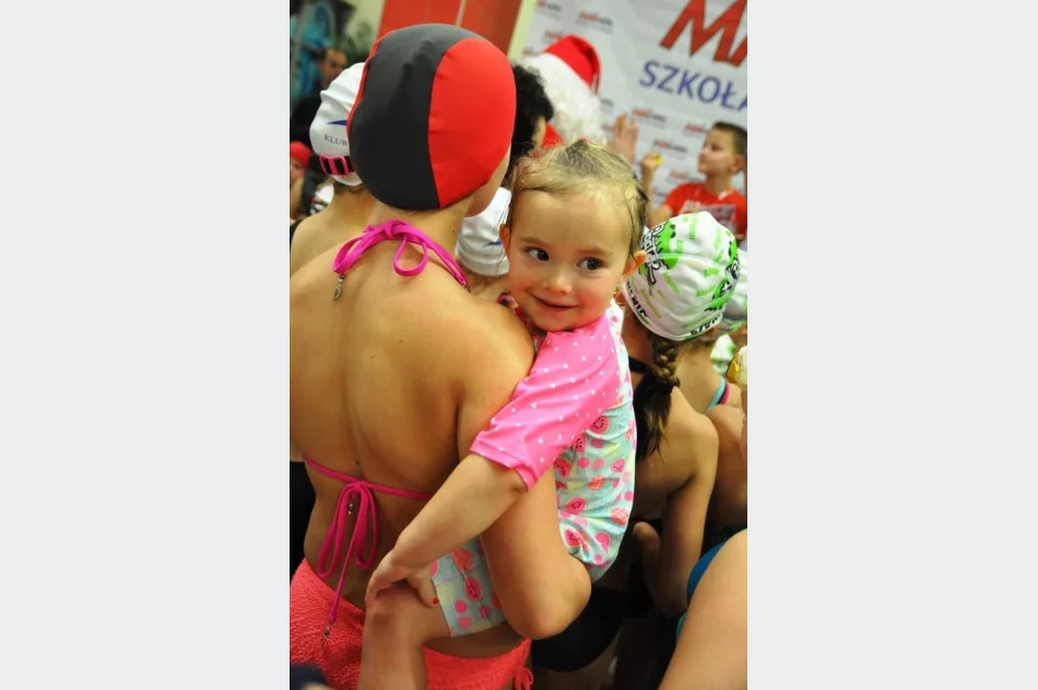 Mikołajkowe spotkanie na pływalni - zdjęcie 10