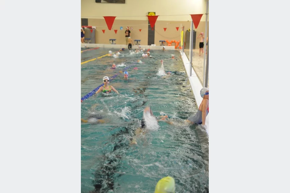 Mikołajkowe spotkanie na pływalni - zdjęcie 11