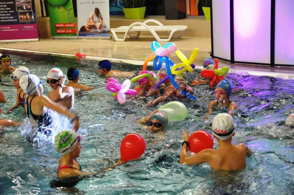 Mikołajkowe spotkanie na pływalni - zdjęcie 13